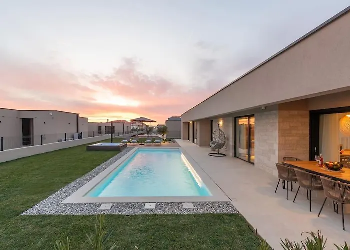 Villa Daleo With Heated Pool And Jacuzzi Near Porec