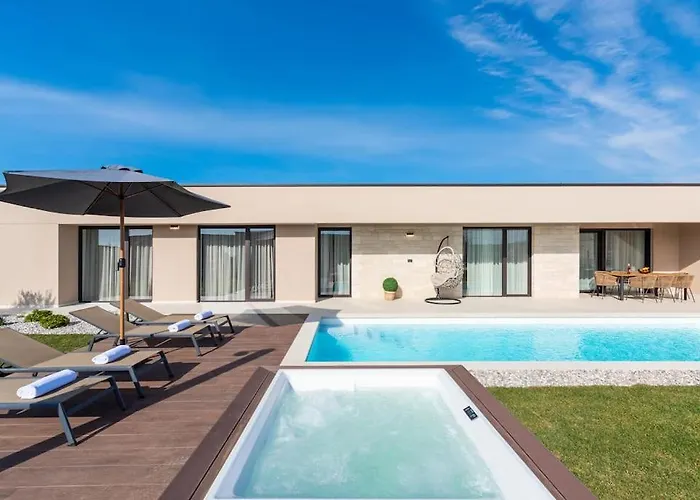 Villa Daleo With Heated Pool And Jacuzzi Near Porec