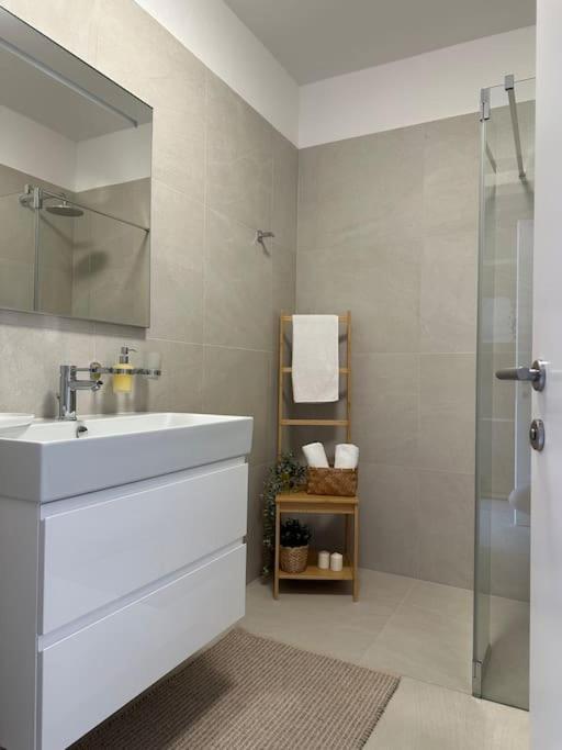 Daleo With Heated Pool And Jacuzzi Near Porec Labinci