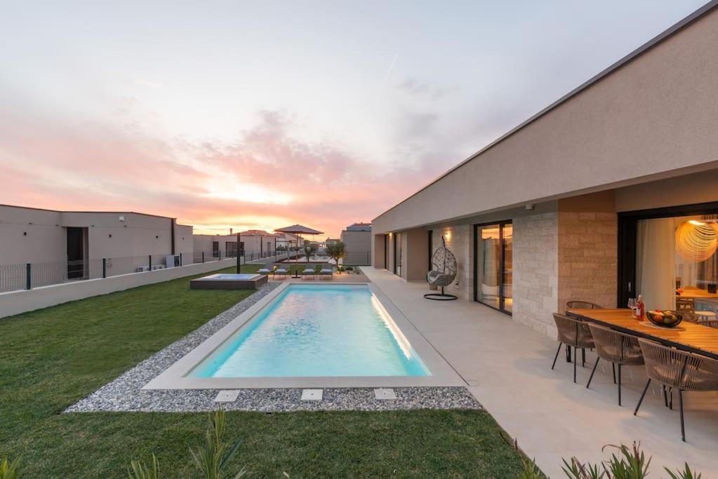 Daleo With Heated Pool And Jacuzzi Near Porec *