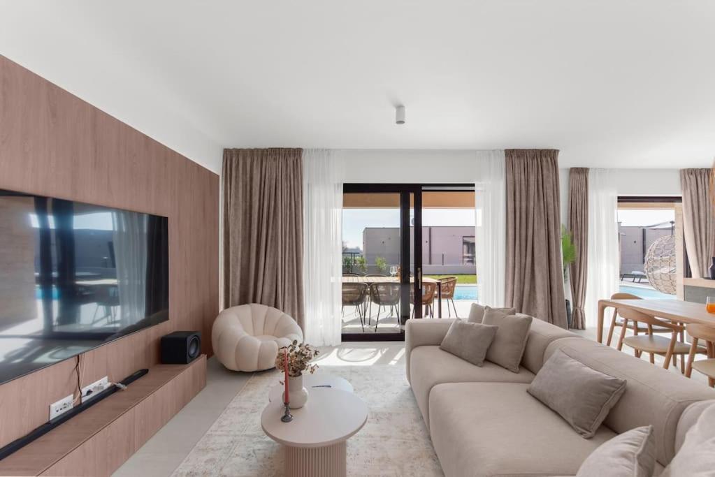 Daleo With Heated Pool And Jacuzzi Near Porec Labinci