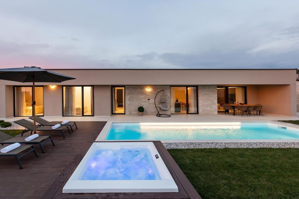 Daleo With Heated Pool And Jacuzzi Near Porec