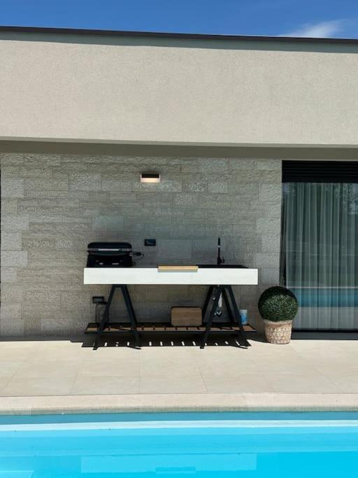Daleo With Heated Pool And Jacuzzi Near Porec Vila *