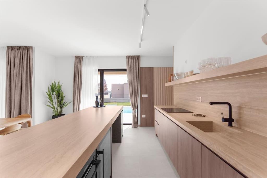 Daleo With Heated Pool And Jacuzzi Near Porec Vila *