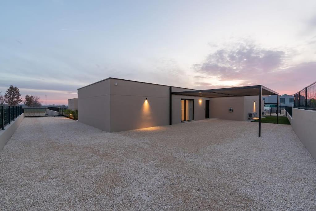 Vila Daleo With Heated Pool And Jacuzzi Near Porec *